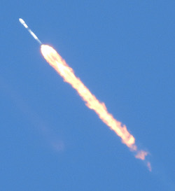 Closeup of Falcon 9, well into first stage burn