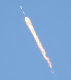Closeup of Falcon 9, early in climbout